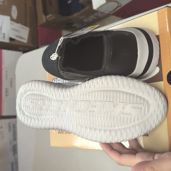 Skechers Black and Gray Sneakers with Knit Upper and Sleek Design - Picture 5 of 11